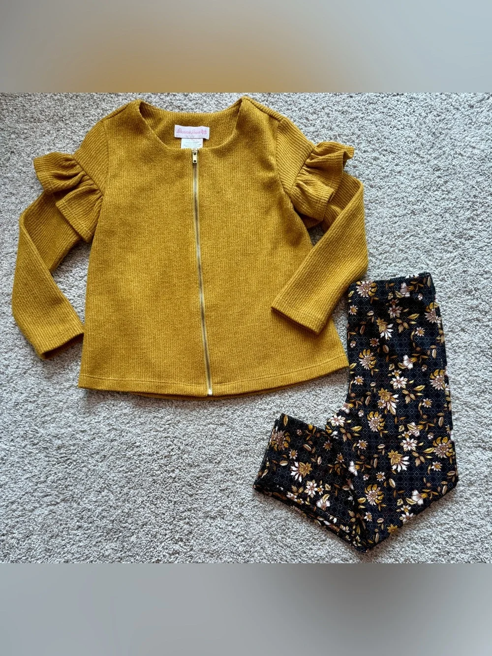 Fall / Thanksgiving outfit size girls 6 full zip up top with matching pants.